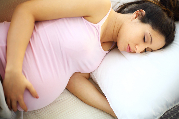 Femme enceinte adoptant la position latérale