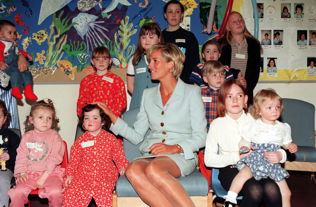 Lady Diana et Hasnat Khan échangeant un regard complice