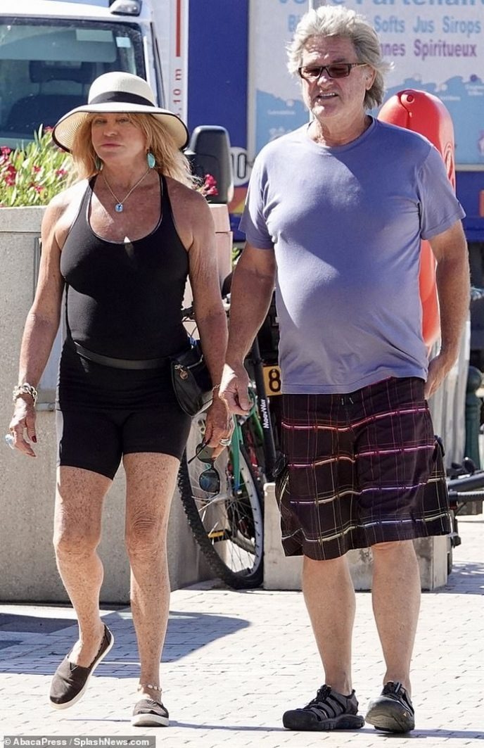 Goldie Hawn et Kurt Russell se promenant main dans la main