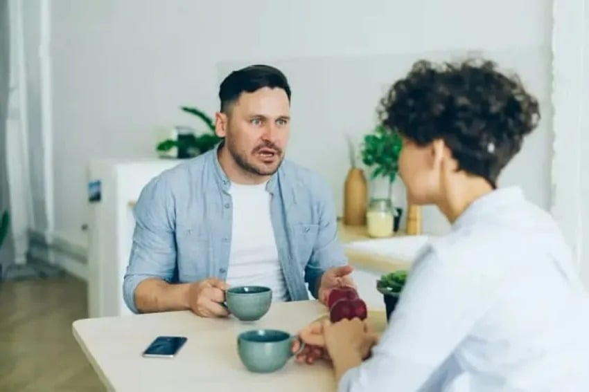 Homme poli avec serveur