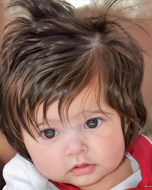 Moment de soin des cheveux du bébé