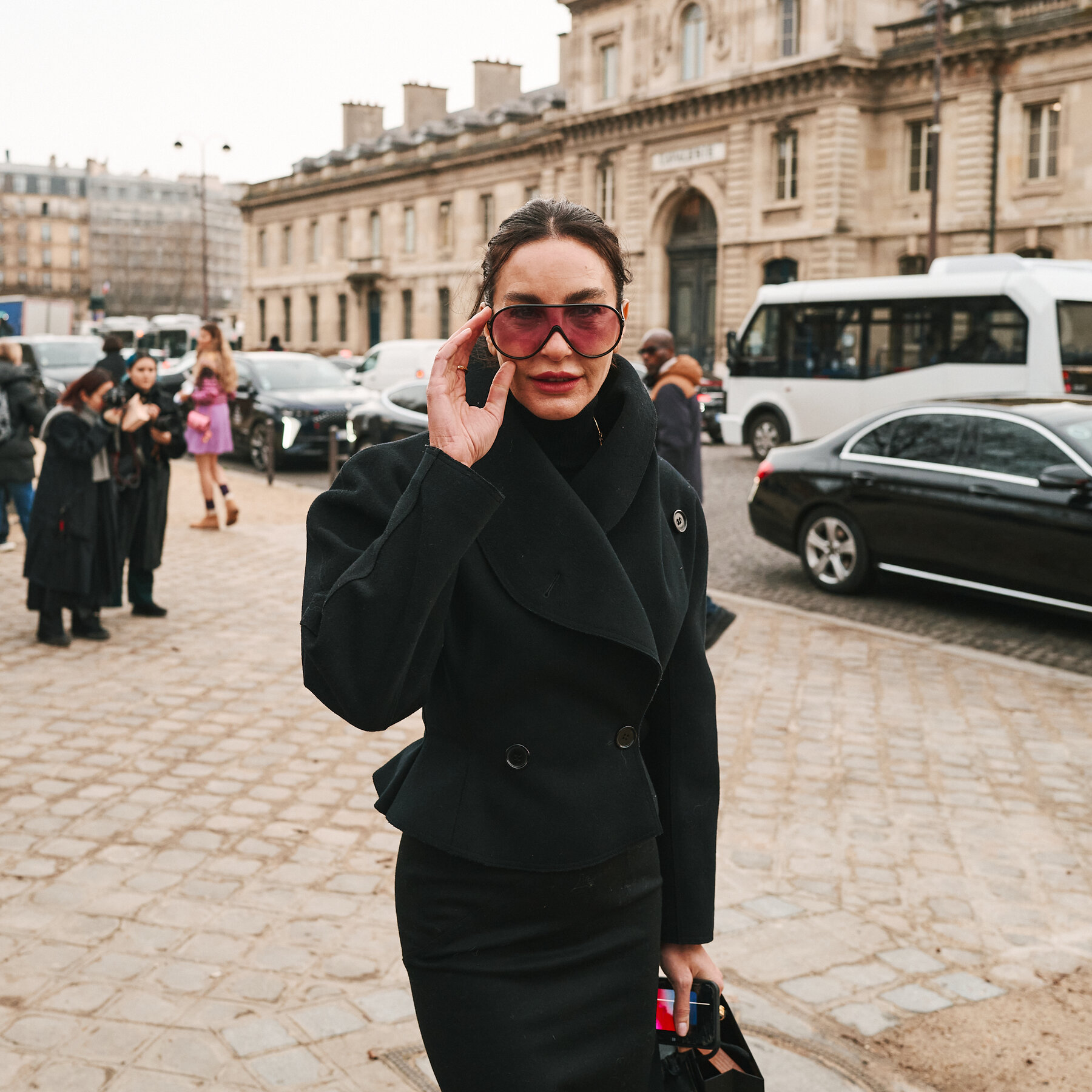 Femme élégante vêtue de noir