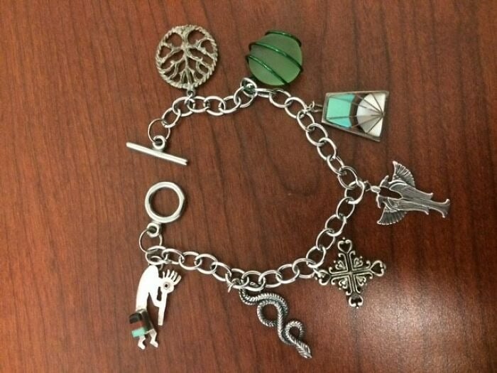 Bracelet unique conçu avec des boucles d'oreilles recyclées