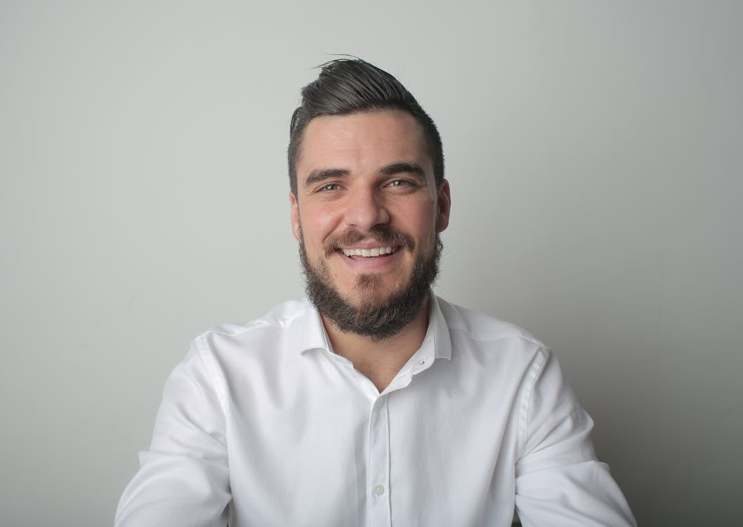 Sourire masculin chaleureux