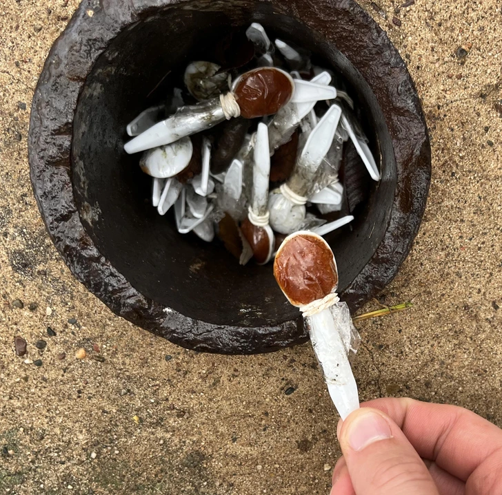 Cuillère enrobée de pâte brunâtre