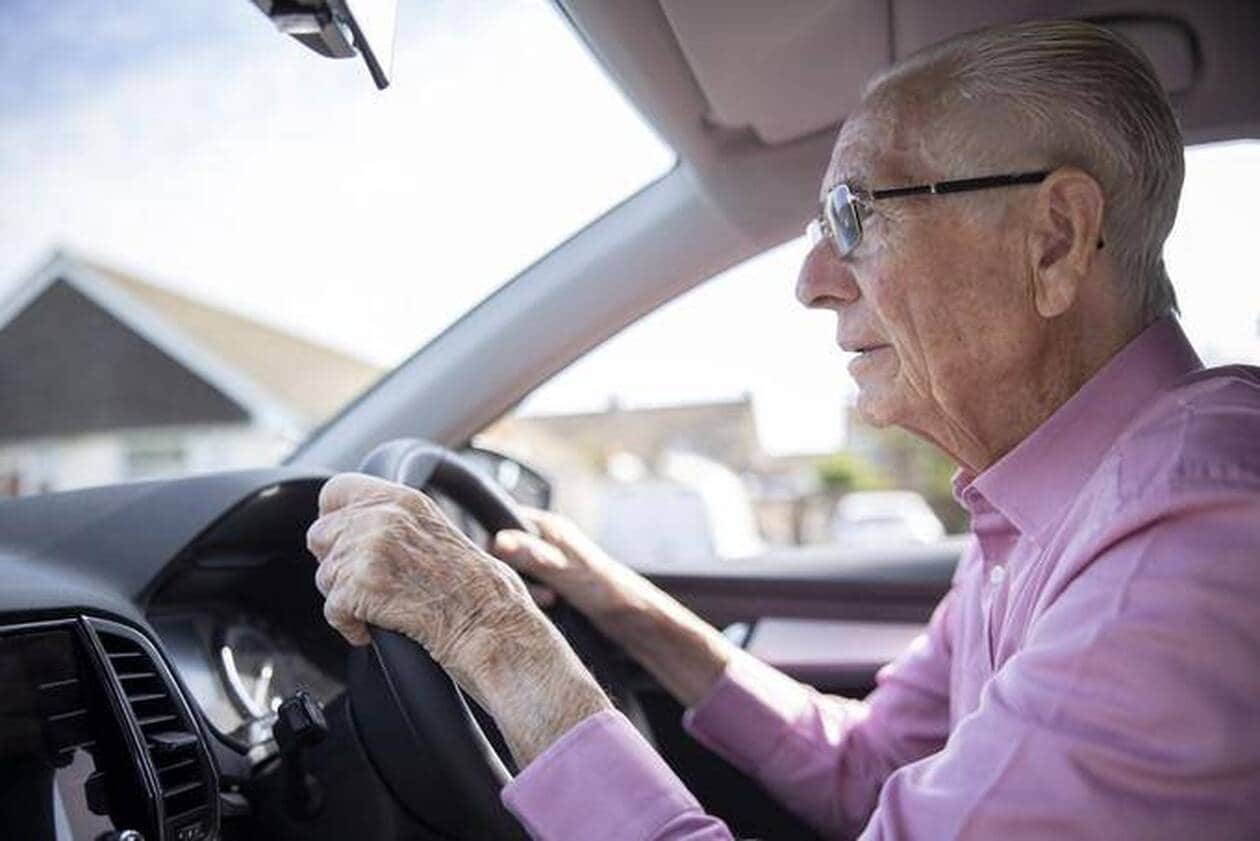 Personne âgée tenant des clés de voiture