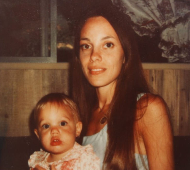 Comparaison des traits d'Angelina Jolie et de sa mère