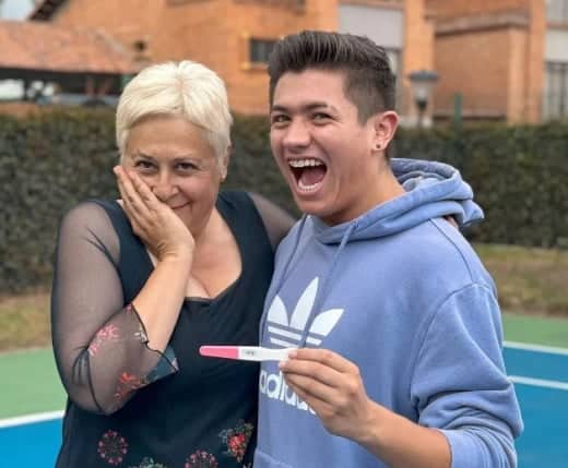 Couple annonçant une grossesse