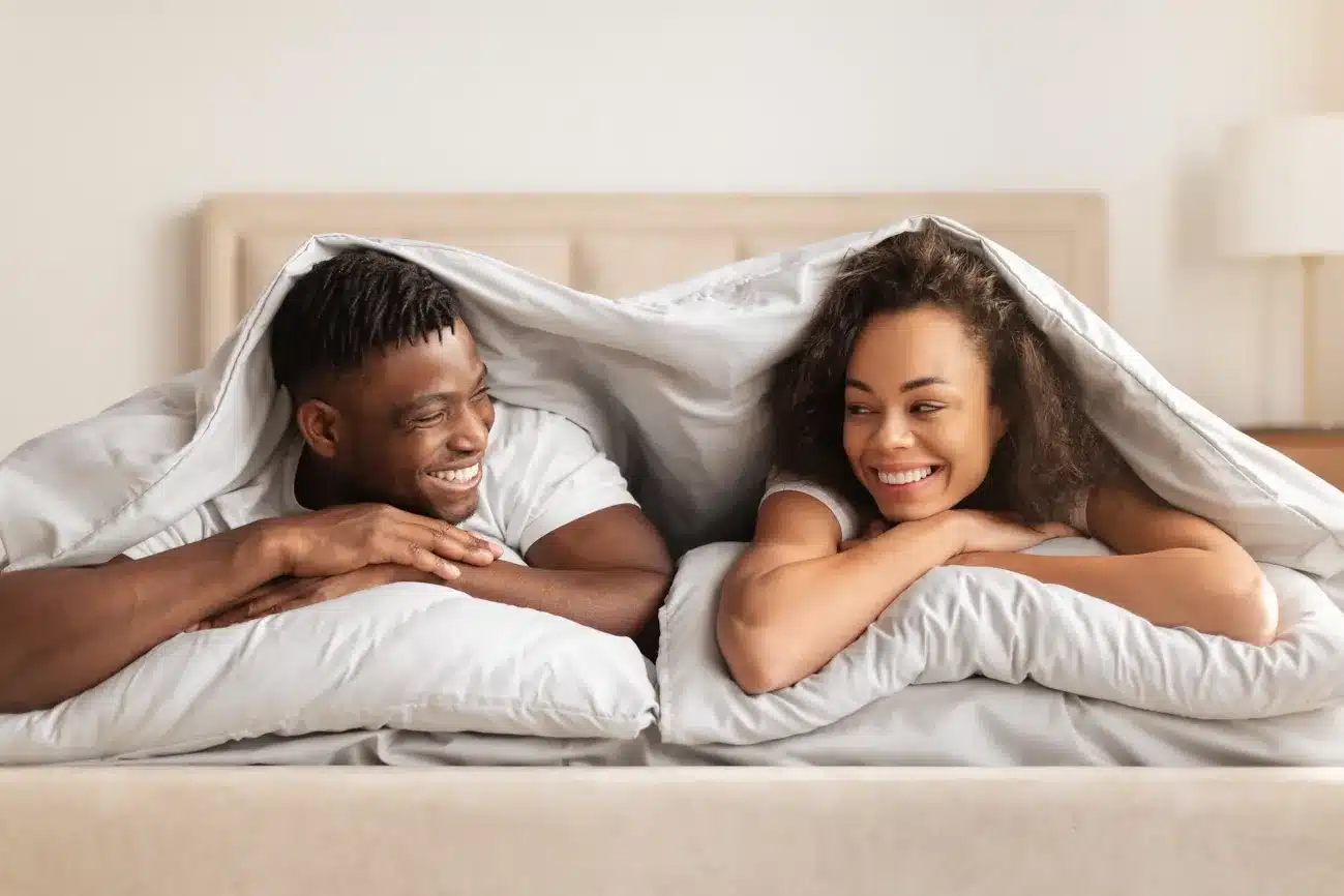 Couple discutant tranquillement sur un canapé