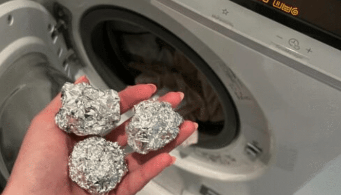 Illustration de boules d'aluminium dans une machine à laver