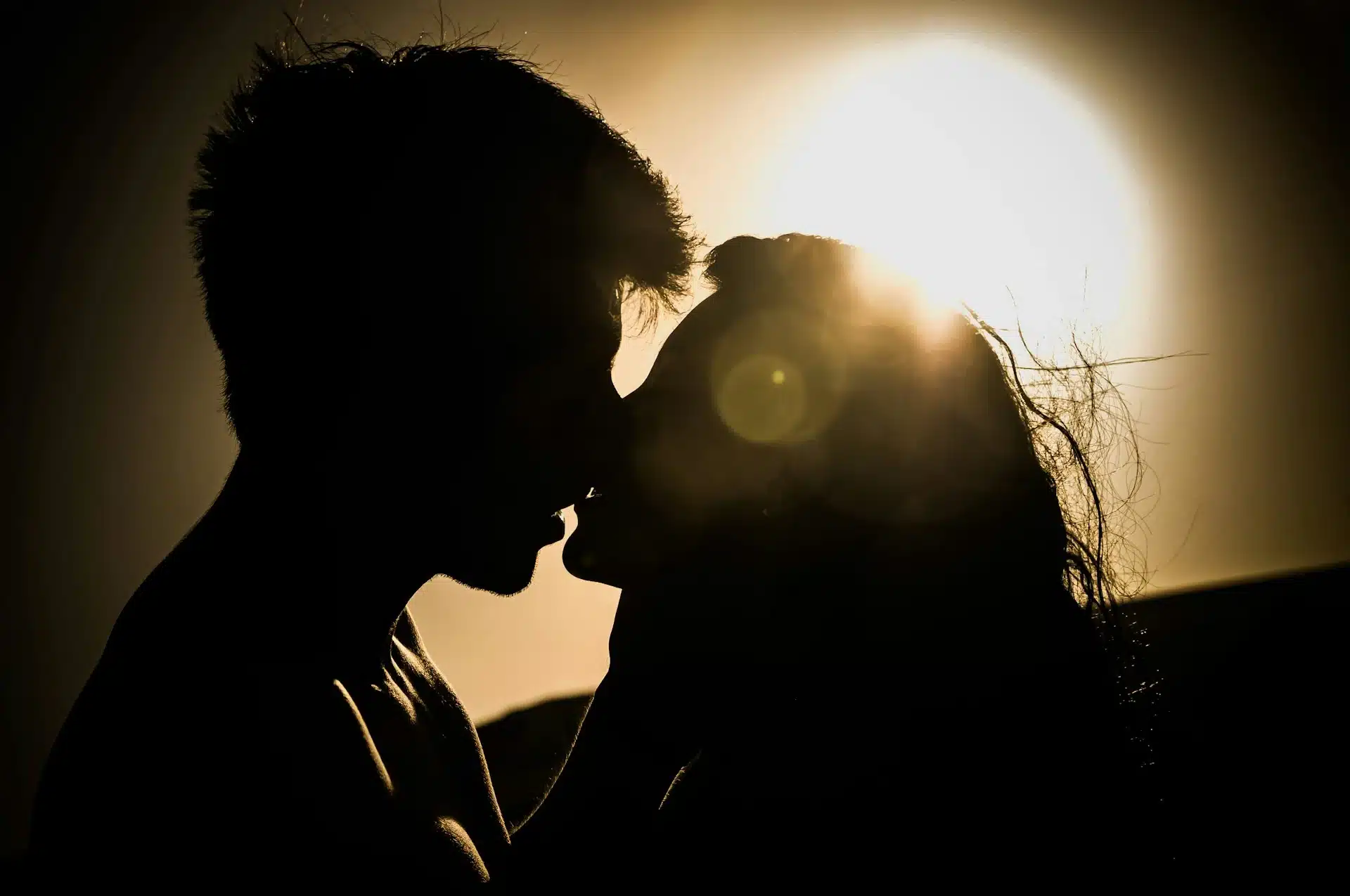 Couple échangeant un regard complice