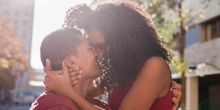 Couple s'enlaçant tendrement