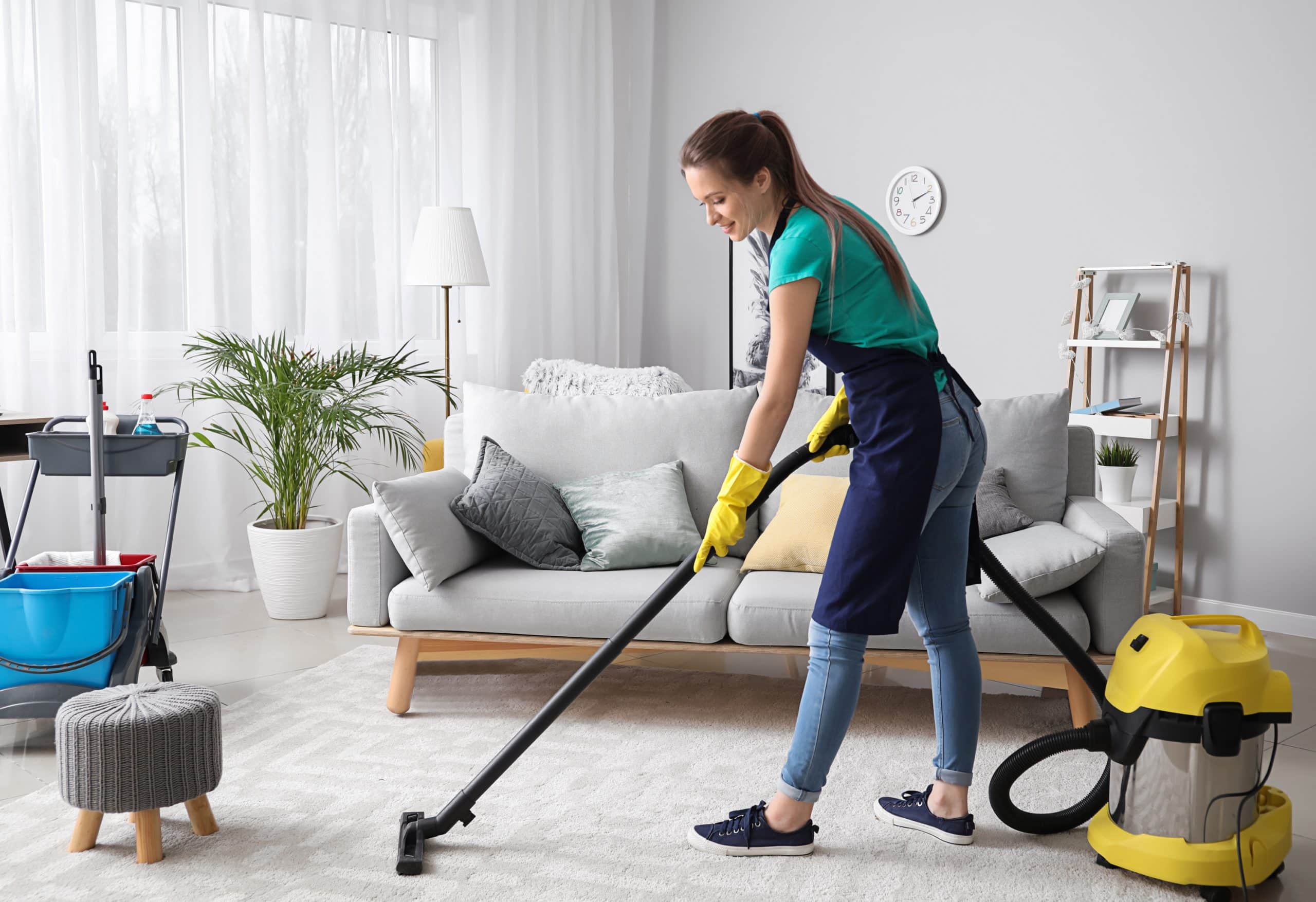 Femme souriante faisant le ménage
