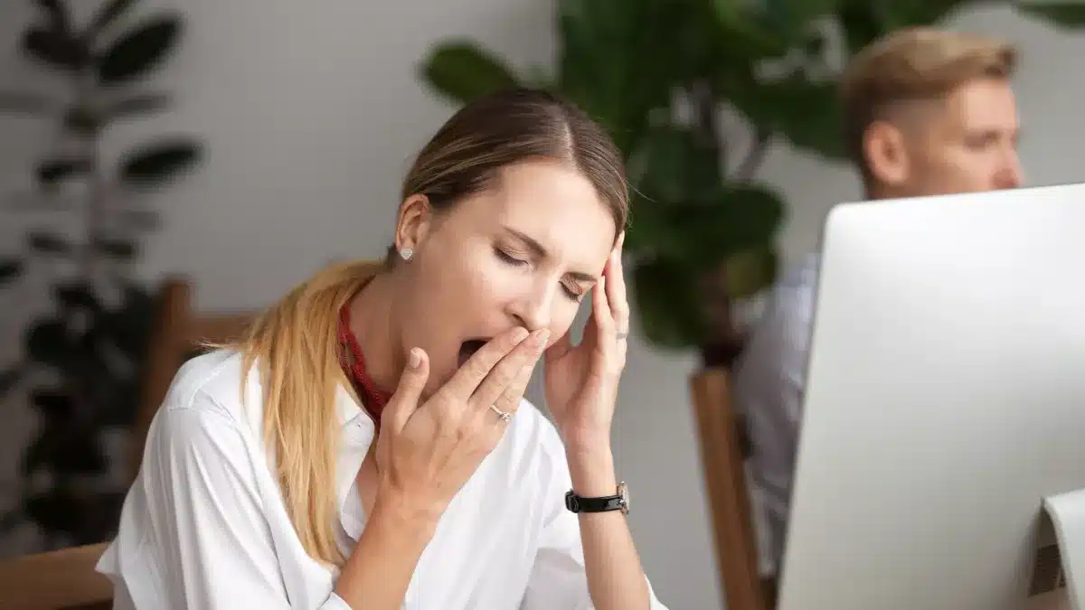 Femme fatiguée au bureau