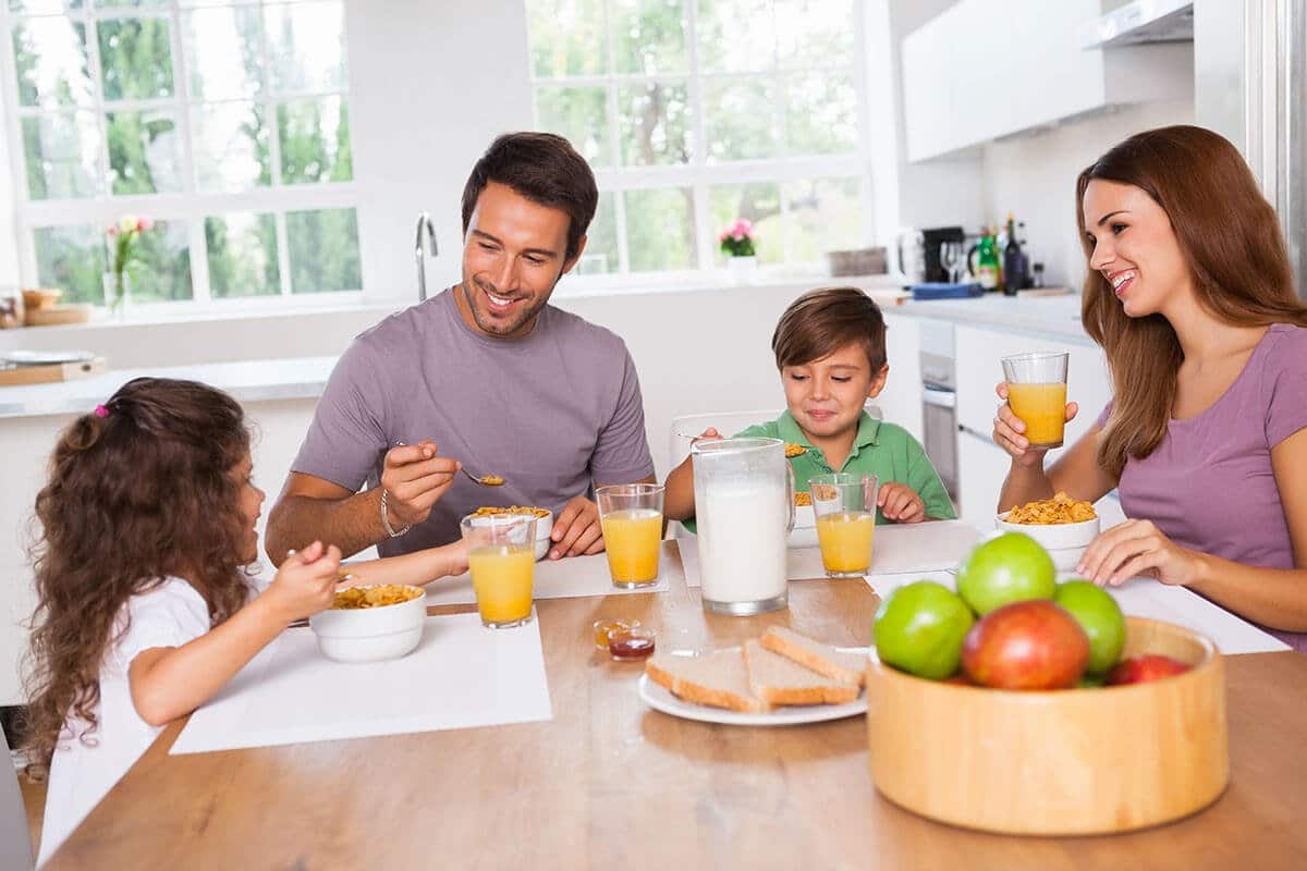 Famille prenant un petit-déjeuner convivial