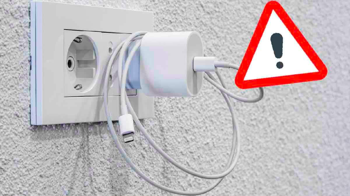 Chargeur de téléphone branché dans une prise murale