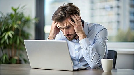 Homme stressé au travail