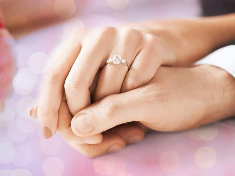 Bague de fiançailles sur une main