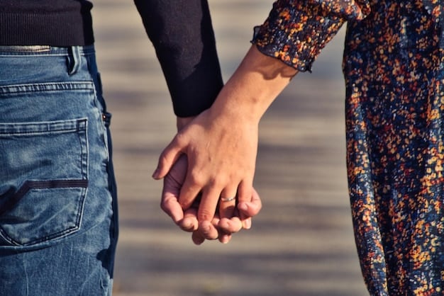 Couple se tenant par la main