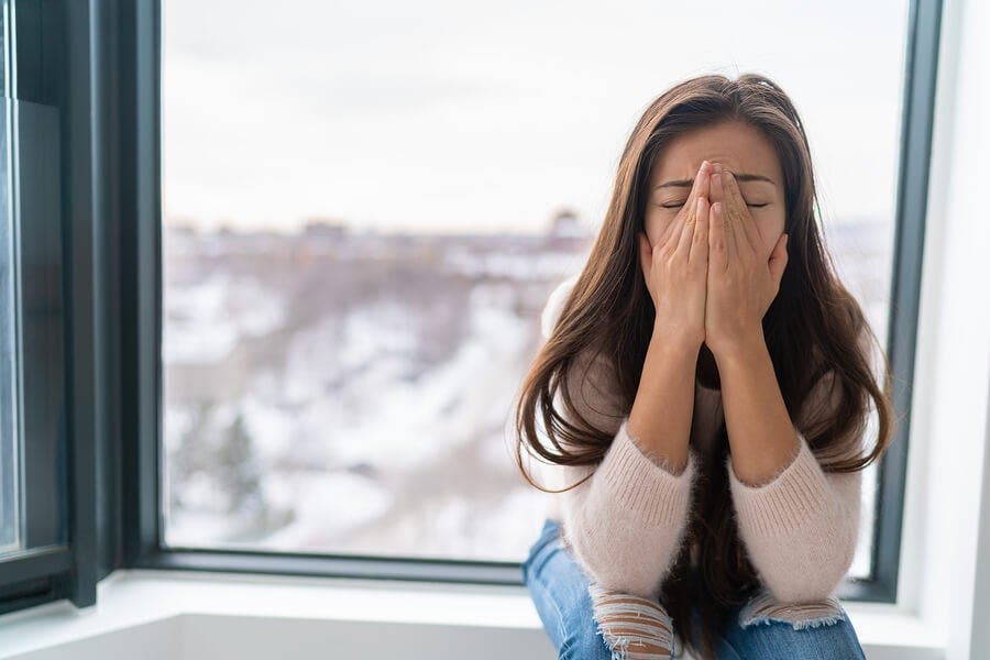 Femme stressée se tenant la tête