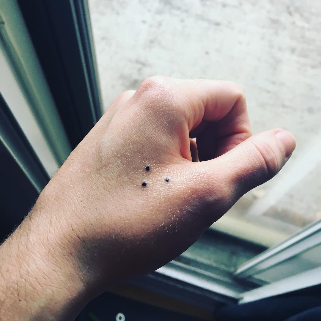 Tatouage discret de trois points en triangle