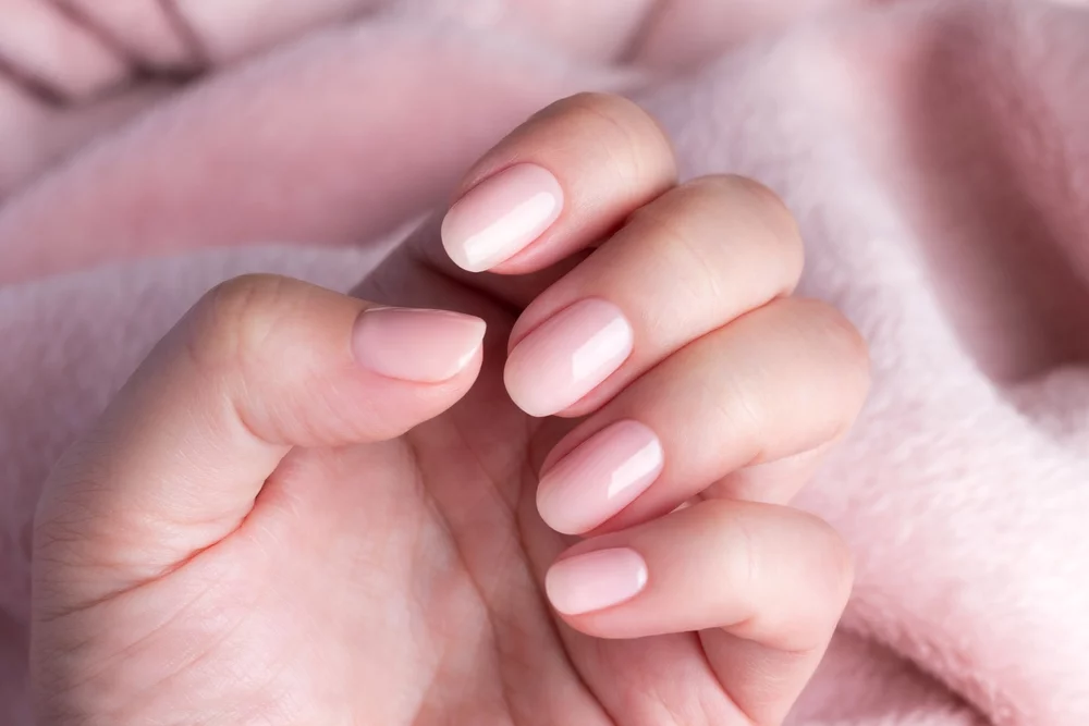 Mains soignant des ongles avec huile
