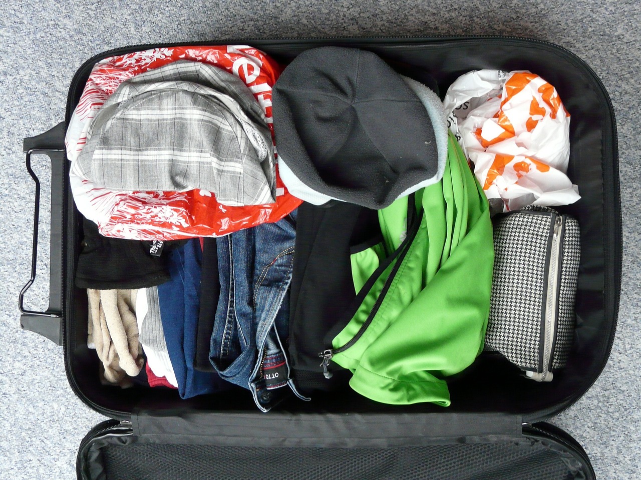 Bagages alignés sur un tapis roulant d'aéroport