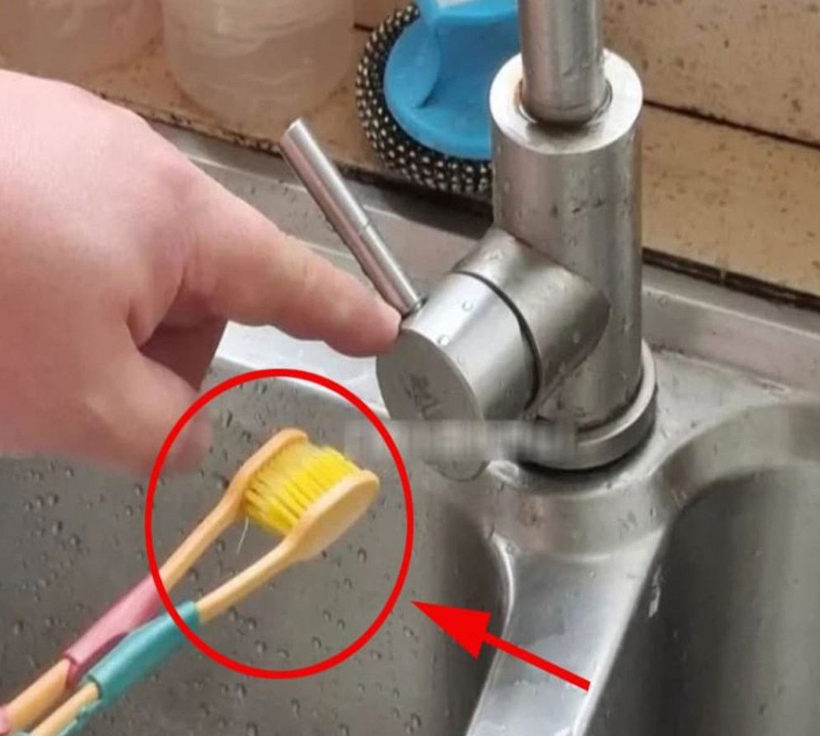 Deux brosses à dents attachées ensemble pour nettoyer un robinet