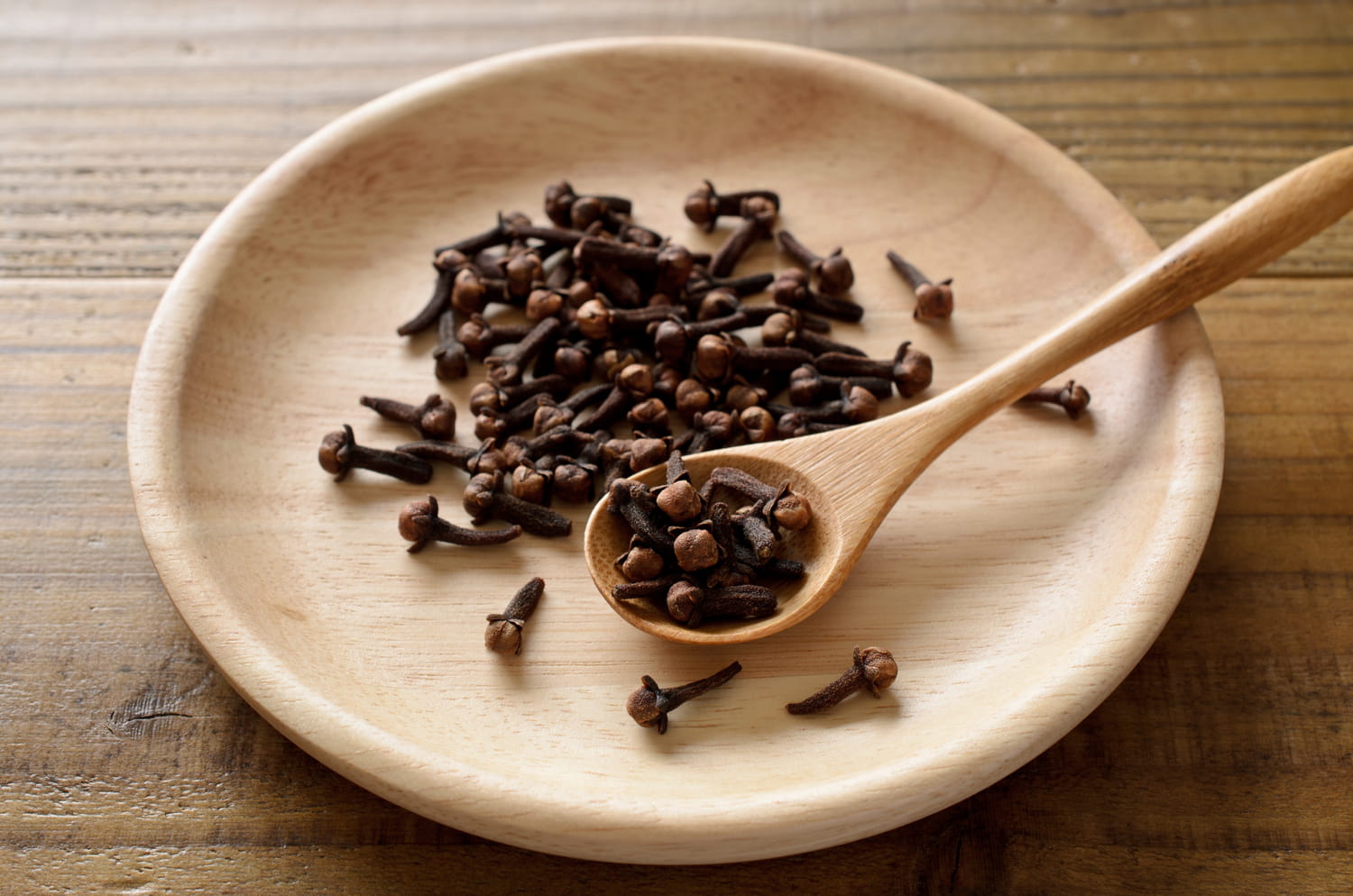 Macrophotographie de clous de girofle montrant leur texture et couleur