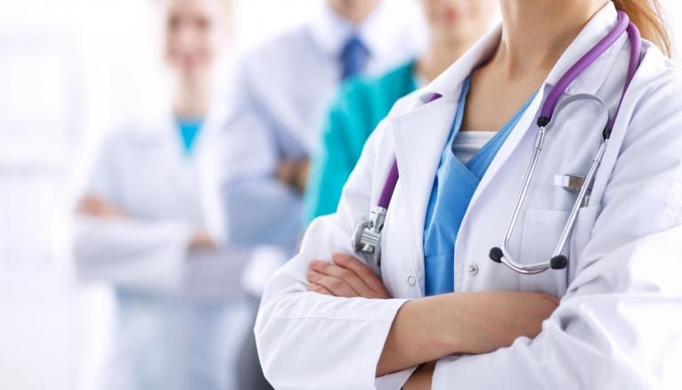 Étudiante en médecine travaillant tard le soir