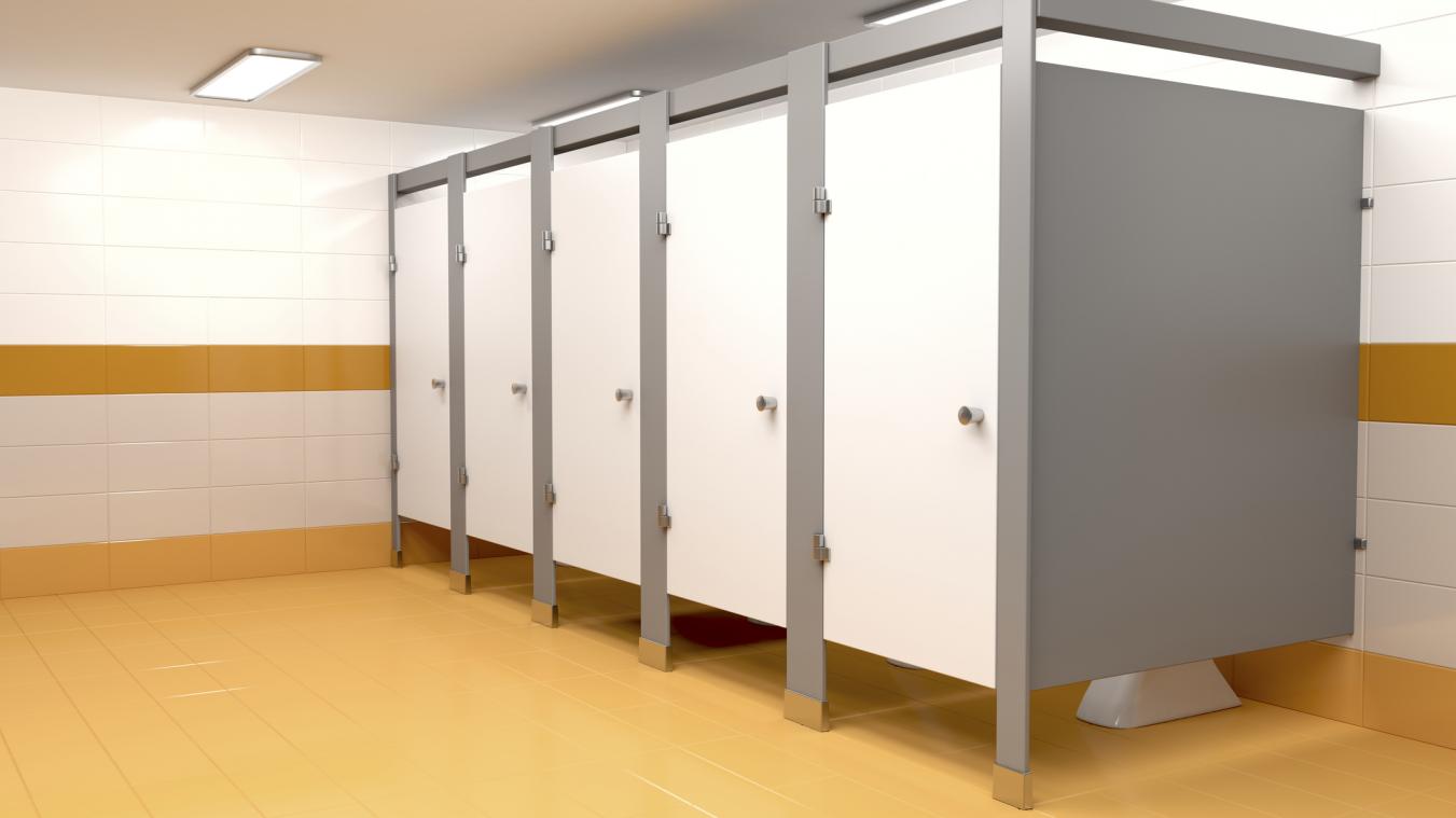 Personne vérifiant si une cabine de toilettes est occupée