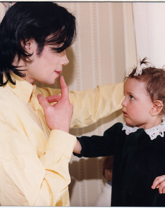 Paris Jackson et Michael Jackson partageant un moment complice