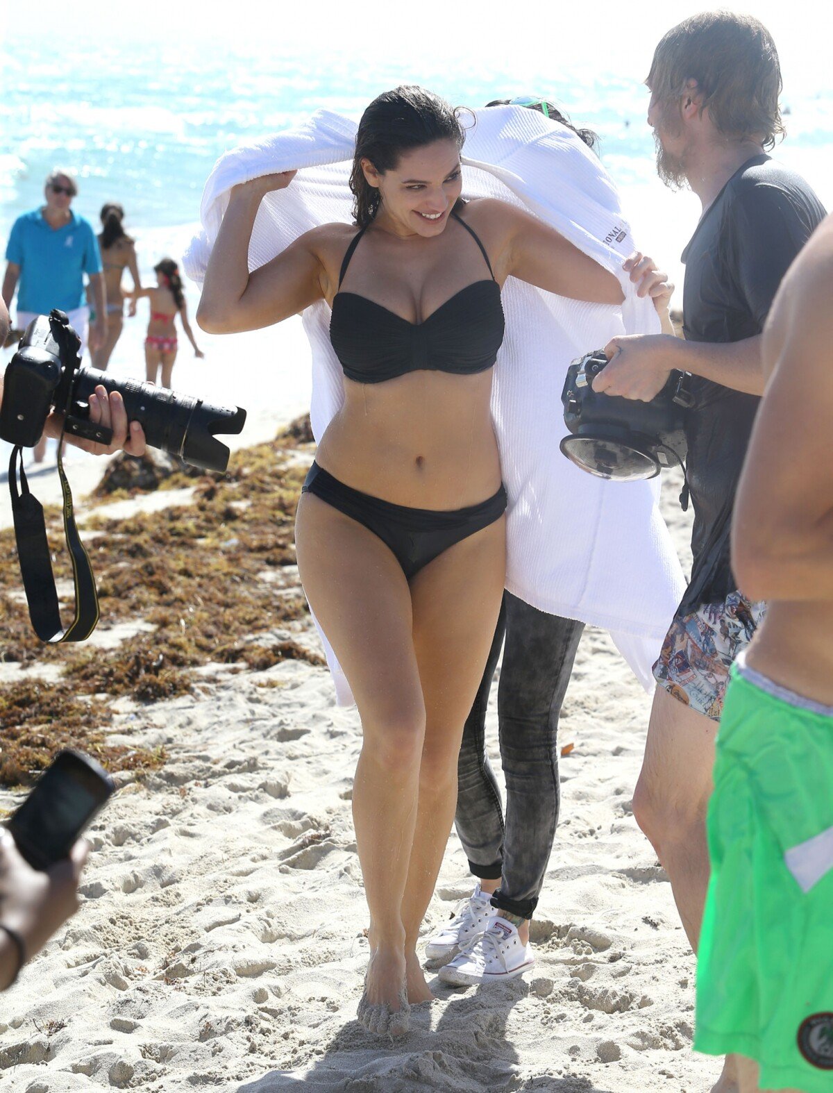 Kelly Brook décontractée sur une plage ensoleillée