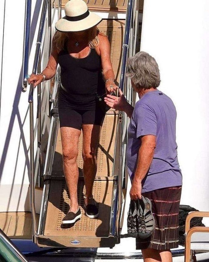 Goldie Hawn et Kurt Russell partageant un moment complice
