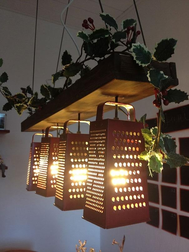 Lustre design réalisé à partir d'un violon recyclé