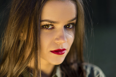 Jeune femme avec une expression énigmatique