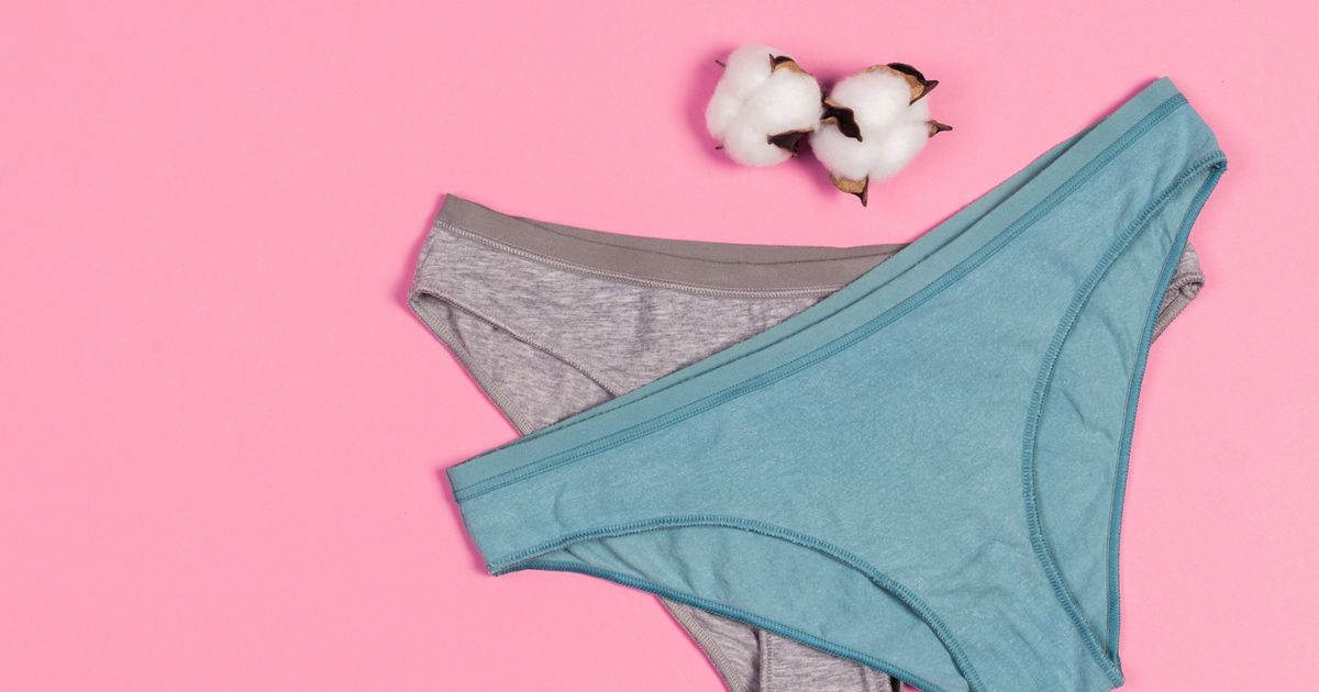 Jeune femme examinant attentivement le gousset d'une culotte