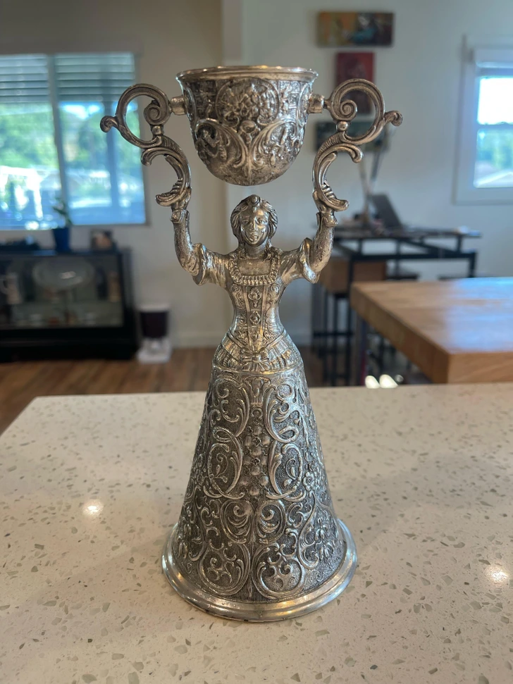Coupe nuptiale à mécanisme pivotant