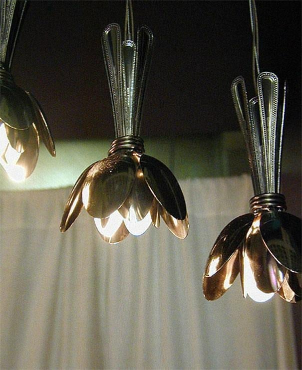 Plafonnier design conçu avec des cuillères recyclées