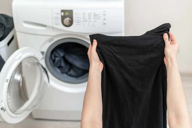 Vêtements noirs délavés posés sur une surface