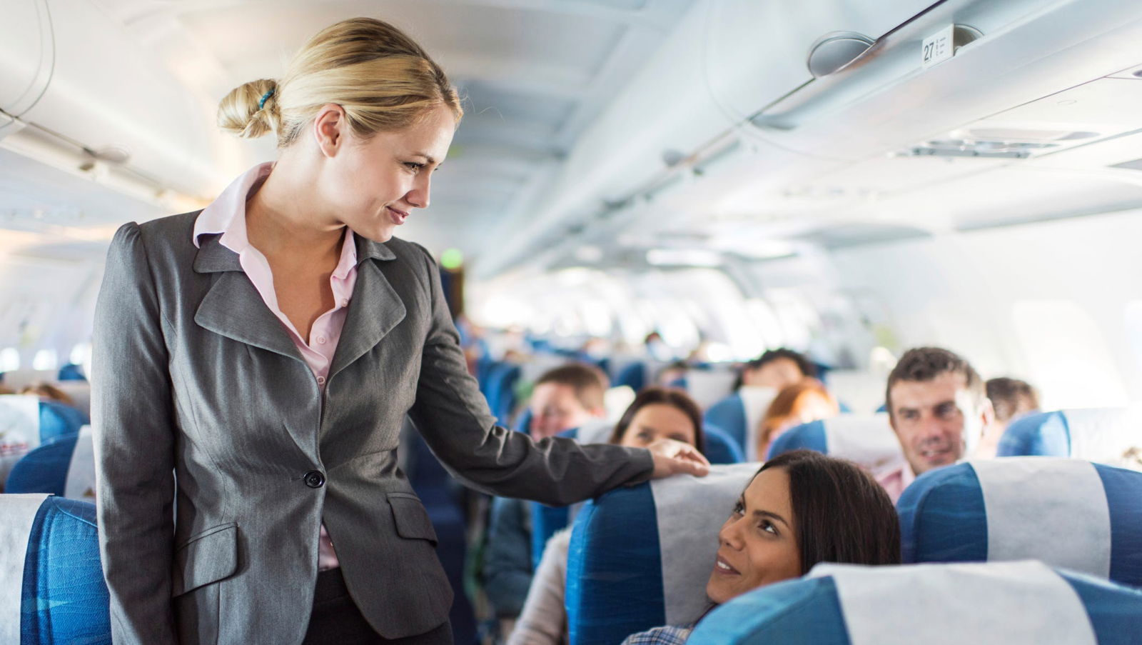 Femme et bébé dans un avion