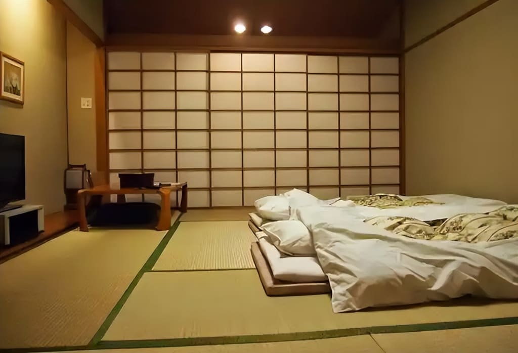 Enfant dormant sur futon