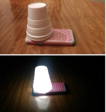 Lampe d'appoint DIY avec un gobelet et un téléphone