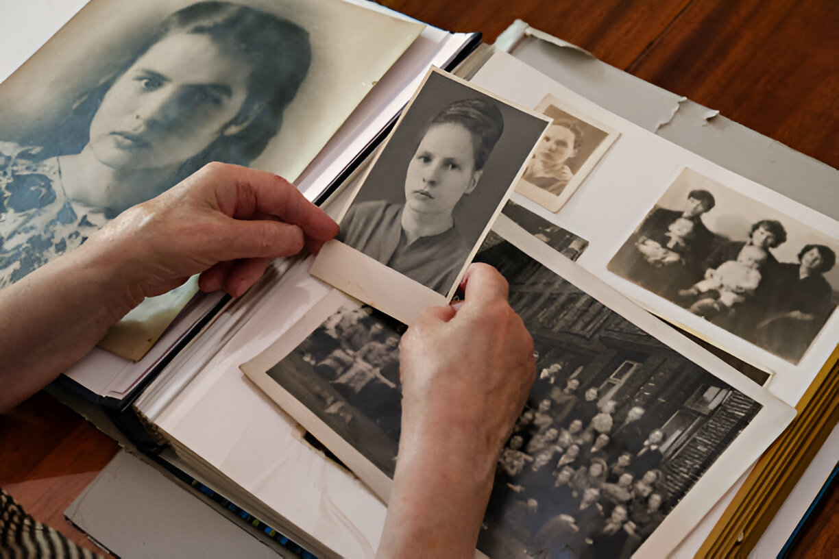 Vieilles photos de famille éparpillées