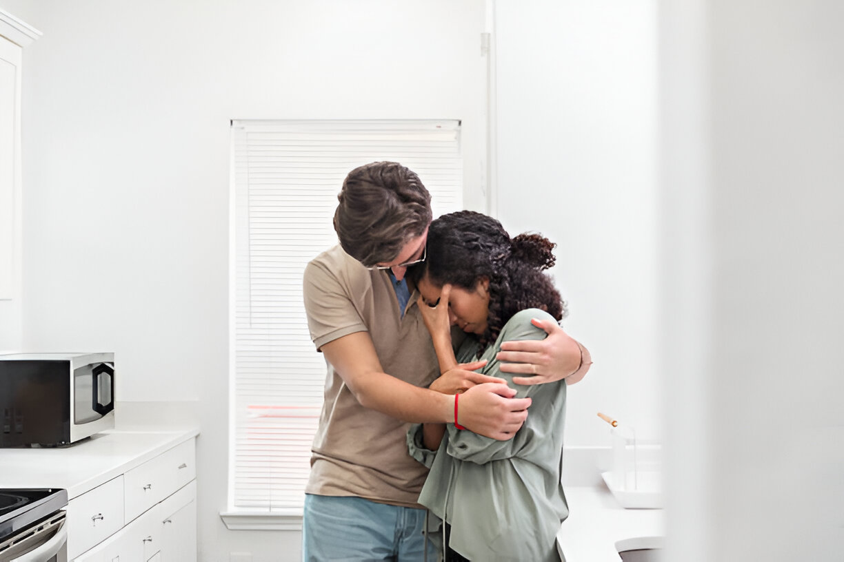 Femme fatiguée s'appuyant contre un mur