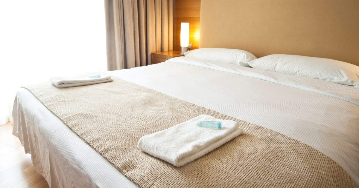Bandeau décoratif sur un lit d'hôtel