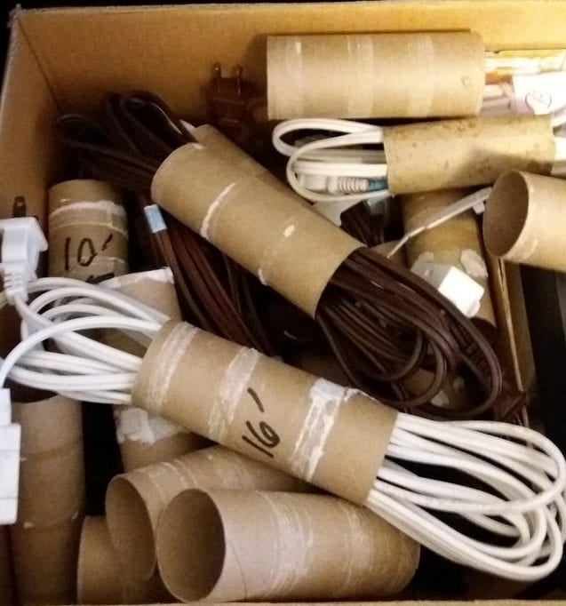 Organisateur de câbles fait avec des rouleaux de papier toilette