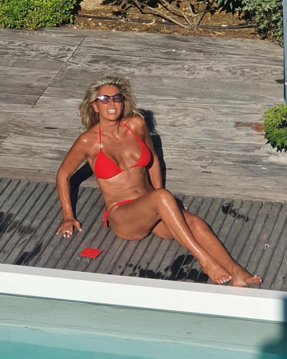 Caroline Margeridon en maillot de bain sous le soleil