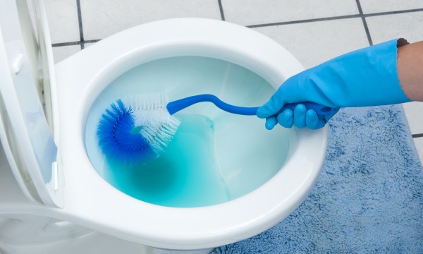 Salle de bain avec carrelage et joints foncés