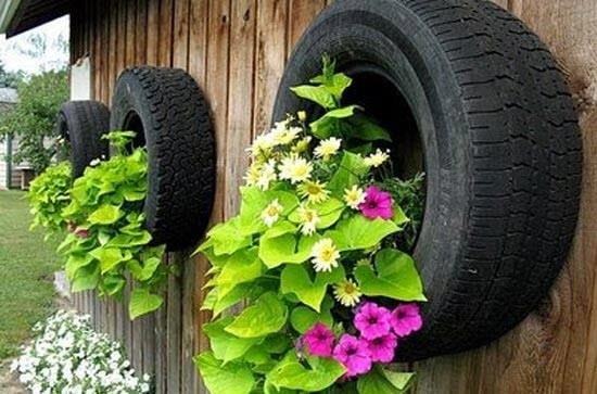 Jardinières colorées fabriquées à partir de pneus recyclés